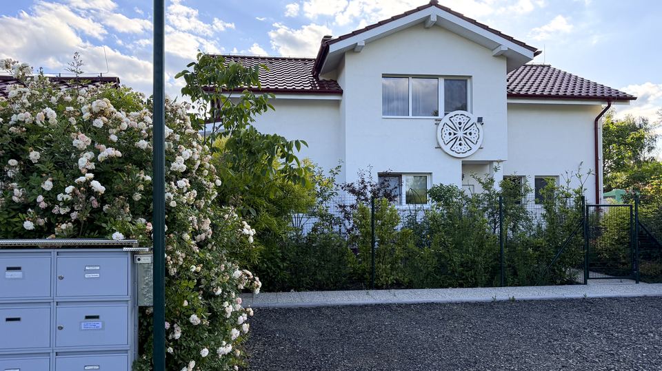 Parkoviště a vjezd